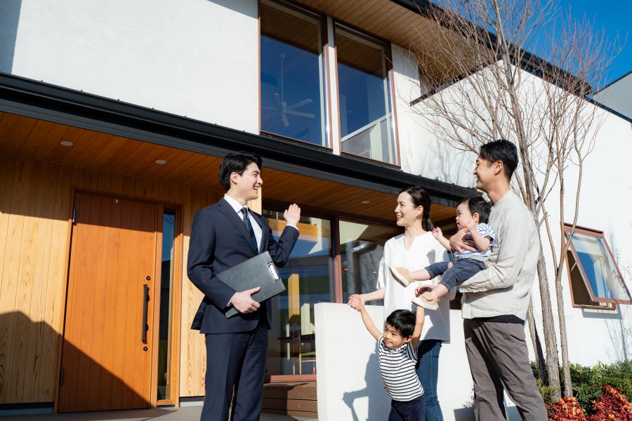 お客様の案内をしている不動産営業