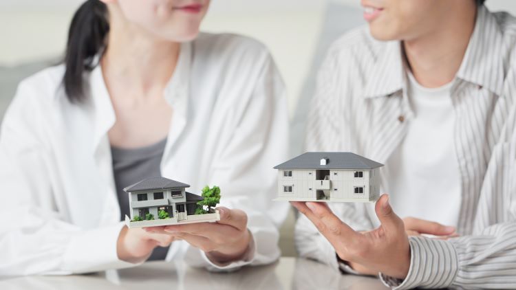 相続した不動産について考える夫婦