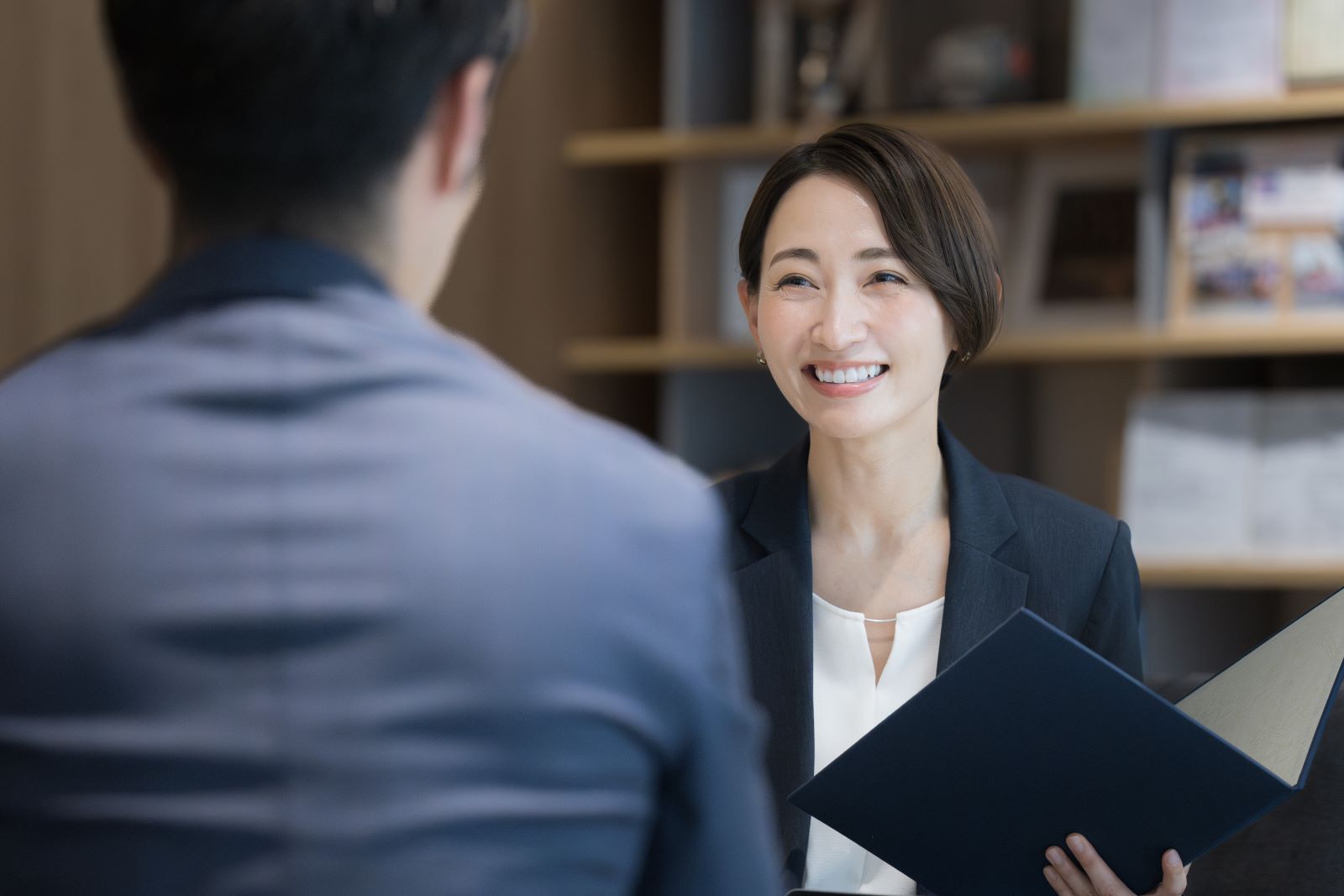 お客様に案内をしている不動産営業