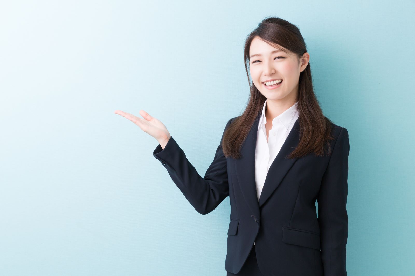 お客様に案内をしている不動産営業